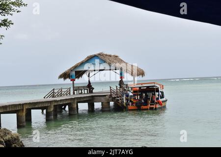 Pigeon Point, Tobago - 12. Juli 2022 - die ikonische Landungsbrücke im Pigeon Point Heritage Park an der Westküste von Tobago. Stockfoto