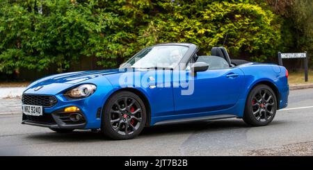 2018 1368 ccm Cabriolet blau Abarth 124 Spider Stockfoto