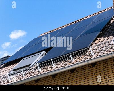 Photovoltaik auf einem Wohngebäude installiert - autarke Energieversorgung aus Solarenergie Stockfoto