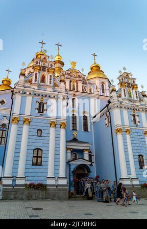 28. August 2022, Kiew/Kiiv, Kiew/Kiiv, Ukraine: Prozession der Bischöfe und Mönche aus der Ukrainisch-Orthodoxen Kirche St. Michael vom Goldenen Dom, Was trotz des Ausklingens der Anti-RAID-Alarme nicht aufgehört hat, ist eine Tradition, die immer gefeiert wird, indem man im Innenhof der Kathedrale wählt, was das Grabtuch der Jungfrau Maria sein soll (Bild: © Eric Renom/ZUMA Press Wire) Quelle: ZUMA Press, Inc./Alamy Live News Stockfoto