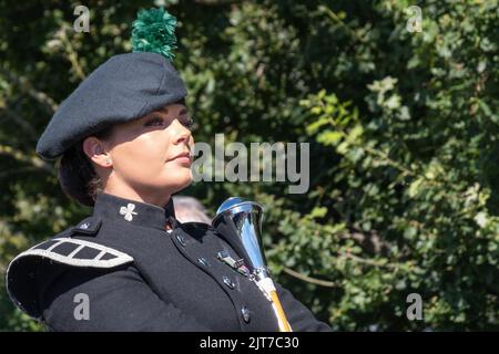 Ballyclare, Großbritannien. August 2022. Lisburn Young Defenders Flöte Band wurde stilvoll von makellos gekleideten, attraktiven weiblichen Schlagzeug-Major geleitet. Stockfoto