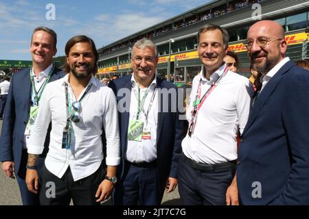 Spa, Belgien. 28. August 2022. SPA-FRANCORCHAMPS, Belgien. , . Georges-Louis Bouchez - Senator und Parteivorsitzender Pierre Yves Jeholet, Mitglied eines Regionalexekutivs: Ministerpräsident der Regierung der ·-Fraktion der Föderation Wallonien-Brüssel. Alexander De Croo, Premierminister von Belgien, Charles Michel, Präsident des Europäischen Rates am Start. Kredit: SPP Sport Pressefoto. /Alamy Live-Nachrichten Kredit: SPP Sport Press Foto. /Alamy Live News Stockfoto