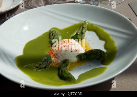 Erster Gang, Mittagessen auf einem Boot (bateau Parisien), Paris, Frankreich Stockfoto