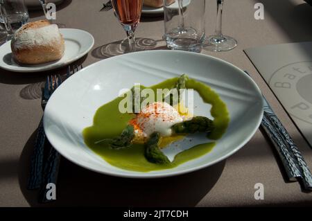 Erster Gang, Mittagessen auf einem Boot (bateau Parisien), Paris, Frankreich Stockfoto