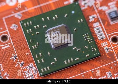 Timisoara, Rumänien - 30. März 2020: Nahaufnahme eines ATI Radeon X300 215RELAKA12F Grafikprozessors. Elektronische Komponenten. Stockfoto