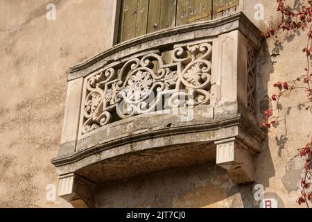 Balkon - Detail einer kleinen Villa in der Nähe der Euganeischen Hügel (Colli Euganei), bei Padova, Italien. Padova wie ein Großteil der Po-Ebene wird im Sommer sehr heiß Stockfoto