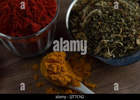 Gemahlene rote kulinarische Würze aus Annatto (Bixa orellana). Paprika. Milde und leicht süße Würze, in Fleisch und Saucen verzehrt. Unverzichtbare Gewürze Stockfoto