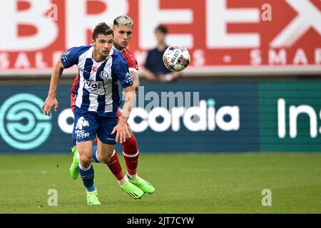 Gent, Belgien. 28. August 2022. Gents Hugo Cuypers und Gaston Luciano Avila aus Antwerpen kämpfen während eines Fußballschlages zwischen KAA Gent und dem Royal Antwerp FC, Sonntag, 28. August 2022, in Gent, am 6. Tag der ersten Division der belgischen Meisterschaft 2022-2023 in der 'Jupiler Pro League'. BELGA FOTO JOHAN EYCKENS Kredit: Belga Nachrichtenagentur/Alamy Live News Stockfoto