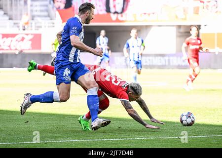 Gent, Belgien. 28. August 2022. Gents Laurent Depoitre und Antwerpens Gaston Luciano Avila, aufgenommen in Aktion während eines Fußballmatches zwischen KAA Gent und dem Royal Antwerp FC, Sonntag, 28. August 2022 in Gent, am 6. Tag der ersten Division der belgischen Meisterschaft 2022-2023 in der 'Jupiler Pro League'. BELGA FOTO TOM GOYVAERTS Kredit: Belga Nachrichtenagentur/Alamy Live News Stockfoto