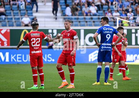 Gent, Belgien. 28. August 2022. Gaston Luciano Avila aus Antwerpen und Toby Alderweireld aus Antwerpen feiern am Sonntag, den 28. August 2022, in Gent, am 6. Tag der „Jupiler Pro League“ der belgischen Meisterschaft 2022-2023, nach dem Sieg eines Fußballmatches zwischen KAA Gent und dem Royal Antwerp FC. BELGA FOTO TOM GOYVAERTS Kredit: Belga Nachrichtenagentur/Alamy Live News Stockfoto