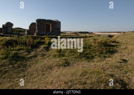 Ruined Church, Llanddwyn Island, Anglesey, Wales, Großbritannien Stockfoto