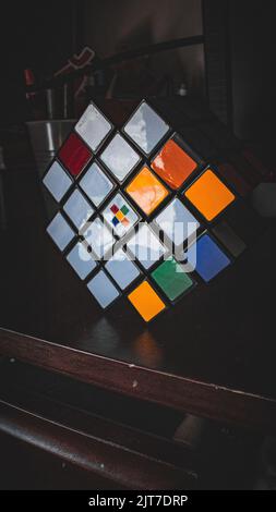 Ein Rubik's X -Cube auf einem Schreibtisch Stockfoto