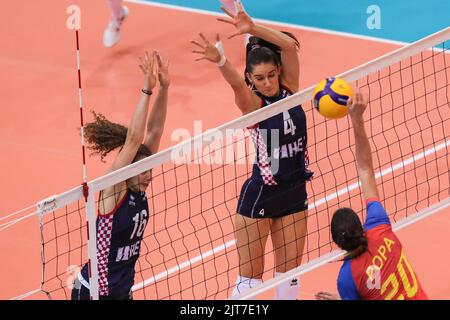 Bozana Butigan aus Kroatien versucht, einen Spitzenwert während der Qualifikationsgruppe der Volleyball-Frauenmeisterschaft Zu Blockieren Ein Spiel zwischen Kroatien und Rumänien in der Gradski Vrt Indoor Arena am 28. August 2022 in Ossjek, Kroatien. Kredit: Pixsell Foto & Video Agentur/Alamy Live Nachrichten Stockfoto