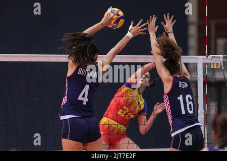 Bozana Butigan aus Kroatien versucht, einen Spitzenwert während der Qualifikationsgruppe der Volleyball-Frauenmeisterschaft Zu Blockieren Ein Spiel zwischen Kroatien und Rumänien in der Gradski Vrt Indoor Arena am 28. August 2022 in Ossjek, Kroatien. Kredit: Pixsell Foto & Video Agentur/Alamy Live Nachrichten Stockfoto