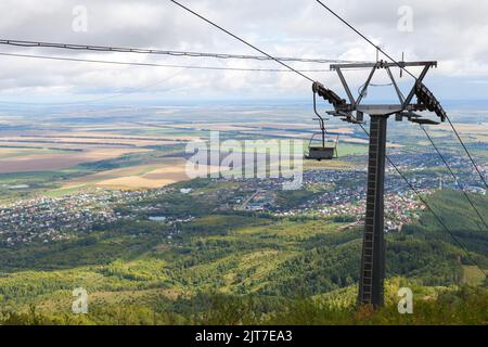 Skilift zum Berg Tserkovka, Belokuricha, Altai-Region, Russland. Ländliche Berglandschaft Stockfoto