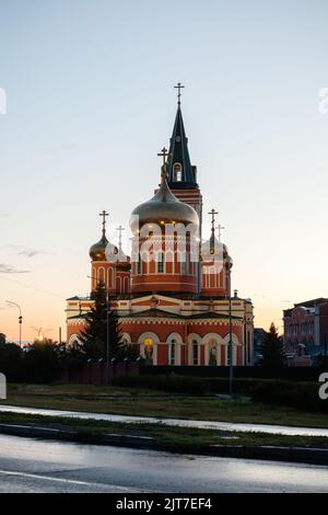 Znamenski Kloster außen, vertikale Foto am Abend aufgenommen. Barnaul, Region Altai, Russland Stockfoto