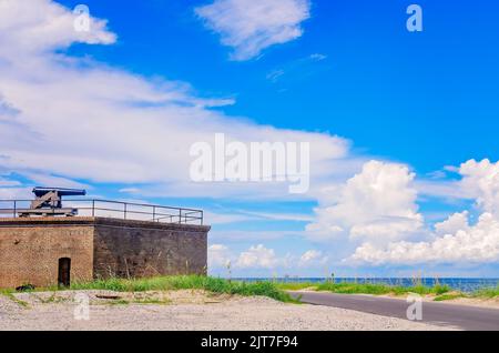 Eine Kanone aus dem Bürgerkrieg zeigt von Fort Gaines, 27. August 2022, auf der Insel Dauphin, Alabama, in die Mobile Bay. Stockfoto