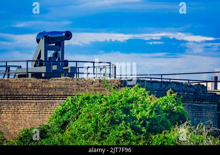 Eine Kanone aus dem Bürgerkrieg zeigt von Fort Gaines, 27. August 2022, auf der Insel Dauphin, Alabama, in die Mobile Bay. Stockfoto