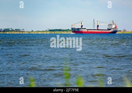 Das Frachtschiff Oslo Bulk 2 steuert am 27. August 2022 in Dauphin Island, Alabama, den Hafen von Mobile an. Das Schiff wurde 2010 gebaut. Stockfoto