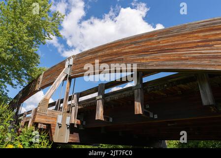 Holzbrücke über den historischen I und M Kanal an einem schönen Sommernachmittag. Stockfoto