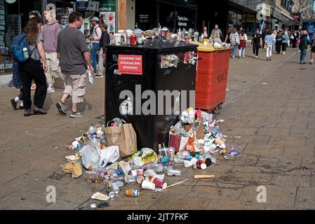 Überlaufene Abfalleimer in der Princes Street aufgrund von Arbeitskampfmaßnahmen der Mitarbeiter des stadtrats von Edinburgh. Stockfoto