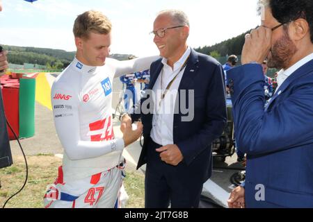 Spa, Belgien. 28. August 2022. SPA-FRANCORCHAMPS, Belgien. , . #47, Mick SCHUMACHER, GER, Haas F1 Team, Stefano DOMENICALI von FOM, dem aktuellen CEO der Formel 1-Gruppe, Credit: SPP Sport Pressefoto. /Alamy Live-Nachrichten Kredit: SPP Sport Press Foto. /Alamy Live News Stockfoto