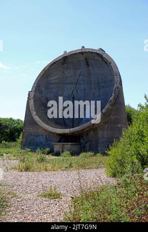 Der Denge Sound spiegelt eine Ansammlung von Betonkonstruktionen am Rande des Romney Marsh, zwischen dem Flughafen Lydd und Greatstone Kent Stockfoto