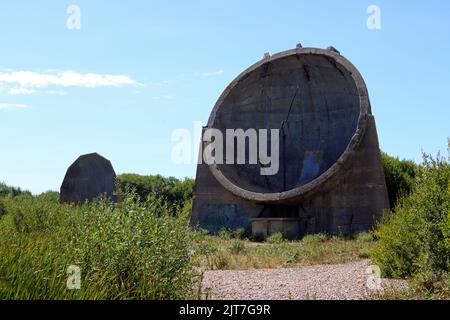 Der Denge Sound spiegelt eine Ansammlung von Betonkonstruktionen am Rande des Romney Marsh, zwischen dem Flughafen Lydd und Greatstone Kent Stockfoto