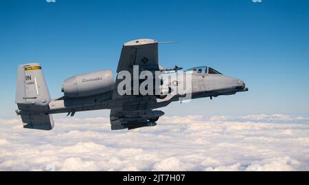 Die Indiana Air National Guard ist ein Flugzeug Der Serie A-10C Thunderbolt II, das dem 122.-Kampfflügel zugewiesen wurde, und fliegt während des Indiana Employer Support of the Guard and Reserve (ESGR) Boss Lift am 26. August 2022 am Himmel über Indiana neben einem Stratotanker der Serie KC-135 mit dem 434.-Lufttanker. Der Indiana ESGR Boss Lift würdigt die zivilen Arbeitgeber der Mitglieder der Garde und Reserve, indem er ihnen einen Blick hinter die Kulissen der Militäroperationen ihrer Mitarbeiter gibt. (USA Foto der Air National Guard von Staff Sgt. Kathleen LaCorte) Stockfoto