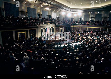 Ansicht der Eröffnungssitzung des Kongresses des US-Repräsentantenhauses 105. mit dem Vertreter Newt Gingrich, der den Gavel als Sprecher auf dem Capitol Hill annahm, am 7. Januar 1997 in Washington, D.C. Trotz ethischer Anklagen gewann Gingrich die Wiederwahl mit einer Abstimmung von 222-210. Stockfoto