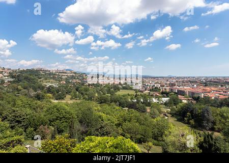 Bergamo. Neue und alte Stadt. In der Stadt und in der Oberstadt. Eine der schönsten Städte Italiens. Lombardei. Landschaft auf der Altstadt während eines wunderschönen blu-Tages. B Stockfoto