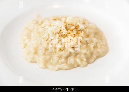 Carnaroli Reisparmigiana mit Castelmagno und knusprigem Brot. Stockfoto