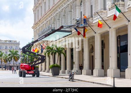 Im Gran Hotel Manzana Kempinski La Habana arbeiten ein Baugerät und zwei Männer Stockfoto