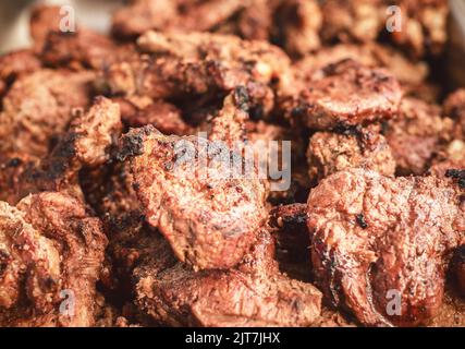 Arabische Küche; Nahaufnahme für leckeres, saftiges gegrilltes Fleisch. Traditionelles arabisches Gericht gegrilltes Fleisch oder Shish Kebab. Stockfoto