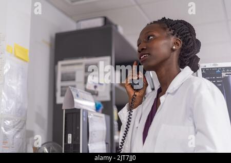 Nahaufnahme eines Arztes, der in einem Krankenhaus telefoniert Stockfoto