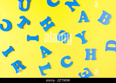 Farbige Buchstaben des Alphabets auf gelbem Hintergrund. Lernspiel. Spielerisch lernen. Stockfoto