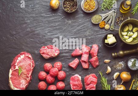 Arabische Küche; verschiedene Arten von frischem rohem Fleisch mit frischen Bio-Zutaten. Draufsicht mit Kopierbereich. Stockfoto