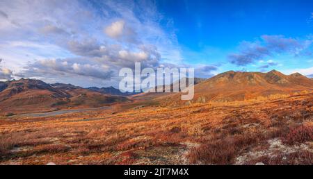 Der Dempster Highway klettert bis North Fork übergeben, mit der North Klondike River und der Grabstein Range Berge in der Ferne Stockfoto