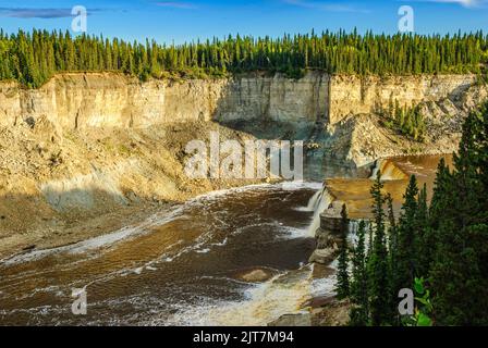 Louise fällt in Twin Falls Gorge auf dem Hay River in Kanadas Northwest Territories Stockfoto