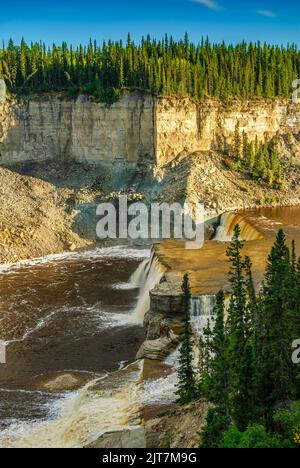 Louise fällt in Twin Falls Gorge auf dem Hay River in Kanadas Northwest Territories Stockfoto