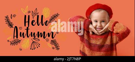 Portrait von stilvollen kleinen Mädchen auf orangefarbenem Hintergrund. Hallo, Herbst Stockfoto