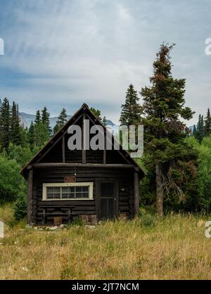 Ranger Cabin am Ende der Cut Bank Road im Glacier National Park Stockfoto