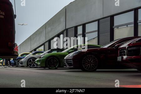 Mehrere Porsche-Autos parkten in einer Linie in Leipzig, Deutschland Stockfoto