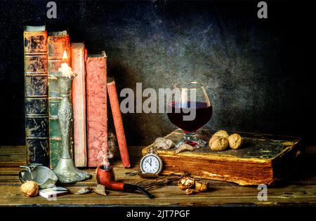 Klassisches Stillleben mit Vintage-Büchern, die mit alter Pfeife, Taschenuhr, Nüssen, alter beleuchteten Kerze und einem Glas Wein auf rustikalem Holzhintergrund platziert sind. Stockfoto