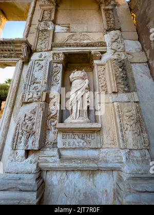 Ephesus Antike Stadt Celsus Bibliothek, Statue in der Celsus Bibliothek in Ephesus Stockfoto