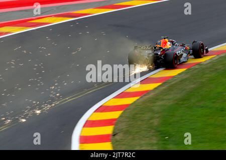 SPA-Francorchamps, BELGIEN, 27. AUGUST: SPARKS, Feuerfunken Formel 1, #1, Max VERSTAPPEN, NDL, Oracle Red Bull Racing RB18 Honda. Kredit: SPP Sport Pressefoto. /Alamy Live News Stockfoto