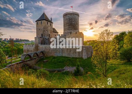 Steinburg der Piasten-Dynastie in Bedzin, Woiwodschaft Schlesien, Polen. Gebäude aus dem 14.. Jahrhundert, mittelalterlich. Gutes Wetter, Erkältungen und Sonnenuntergang. Stockfoto