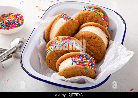 Eis und Kekse Sandwiches auf dem Tisch gestapelt Stockfoto