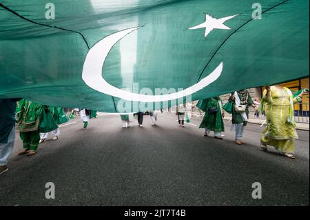 New York City, Usa. 28. August 2022. Eine pakistanische Flagge bei der New York City Pakistan Day Parade auf der Madison Avenue. (Foto: Michael Brochstein/Sipa USA) Quelle: SIPA USA/Alamy Live News Stockfoto