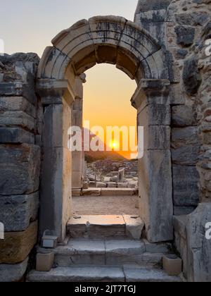 Ephesus Antike Stadt Hadrianstempel, wunderschöne Aussicht auf Hadrians Tempeleingang in der antiken Stadt Ephesus bei Sonnenuntergang Stockfoto